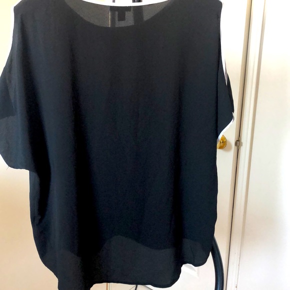Light black top with white trim - Picture 4 of 4